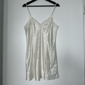 vtg Victoria’s Secret • Slip